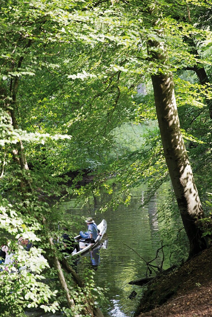 Zwei Männer fahren mit dem Kanu auf der Alster in Wohldorf-Ohlstedt, Hamburg
