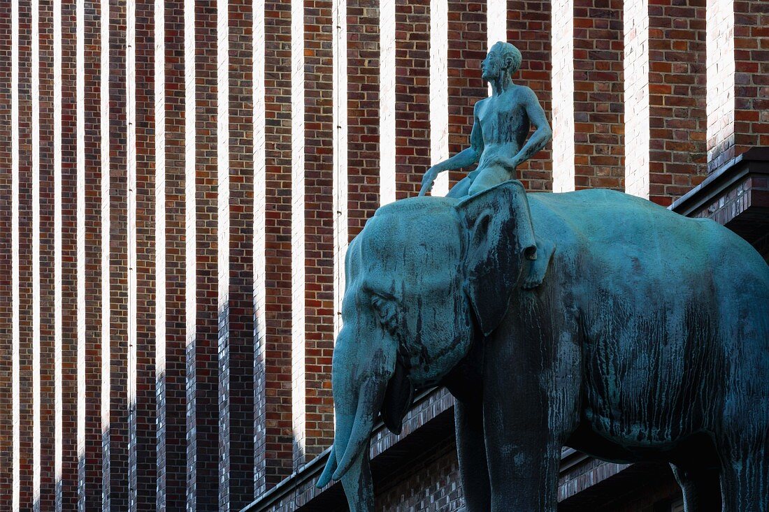 Der Elefantenreiter von Karl Opfermann am Brahms Kontor, ein Kontorhaus am Johannes-Brahms-Platz, Hansestadt Hamburg