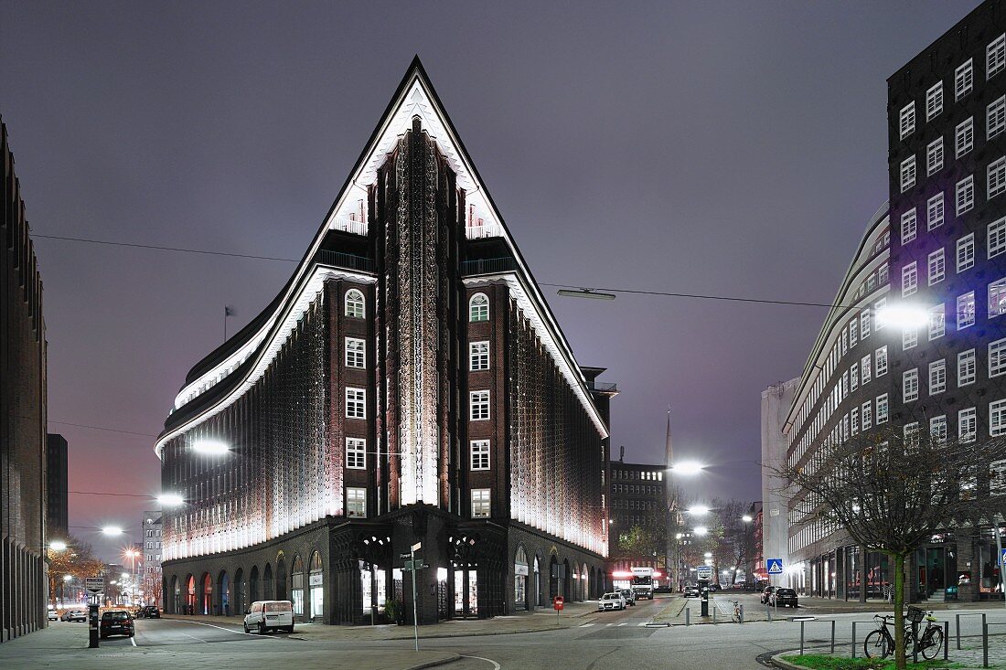 Das beleuchtete Chilehaus, Kontorhaus im Hamburger Kontorhausviertel, Hansestadt Hamburg