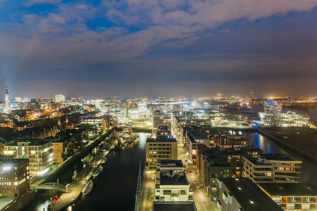 Blick von der Elbphilharmonie durch die Verglasung des zukünftigen Hotels auf die Hafencity mit dem Kaiserkai, Hamburg