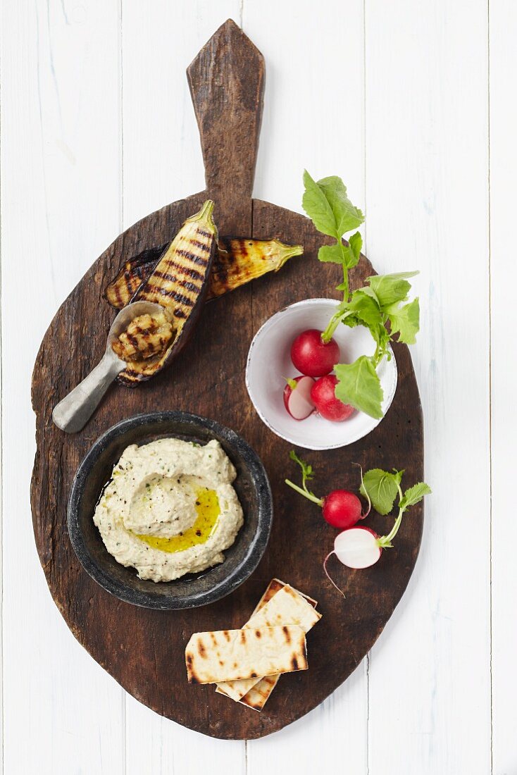 Hummus, gegrillte Auberginen, Radieschen und Halloumi