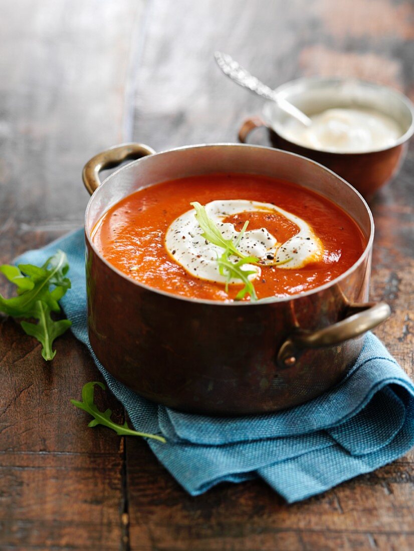 Rote Paprikacremesuppe mit Meerrettichsahne