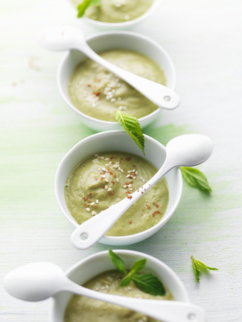 Banana and apple cream with wheatgrass powder and spirulina