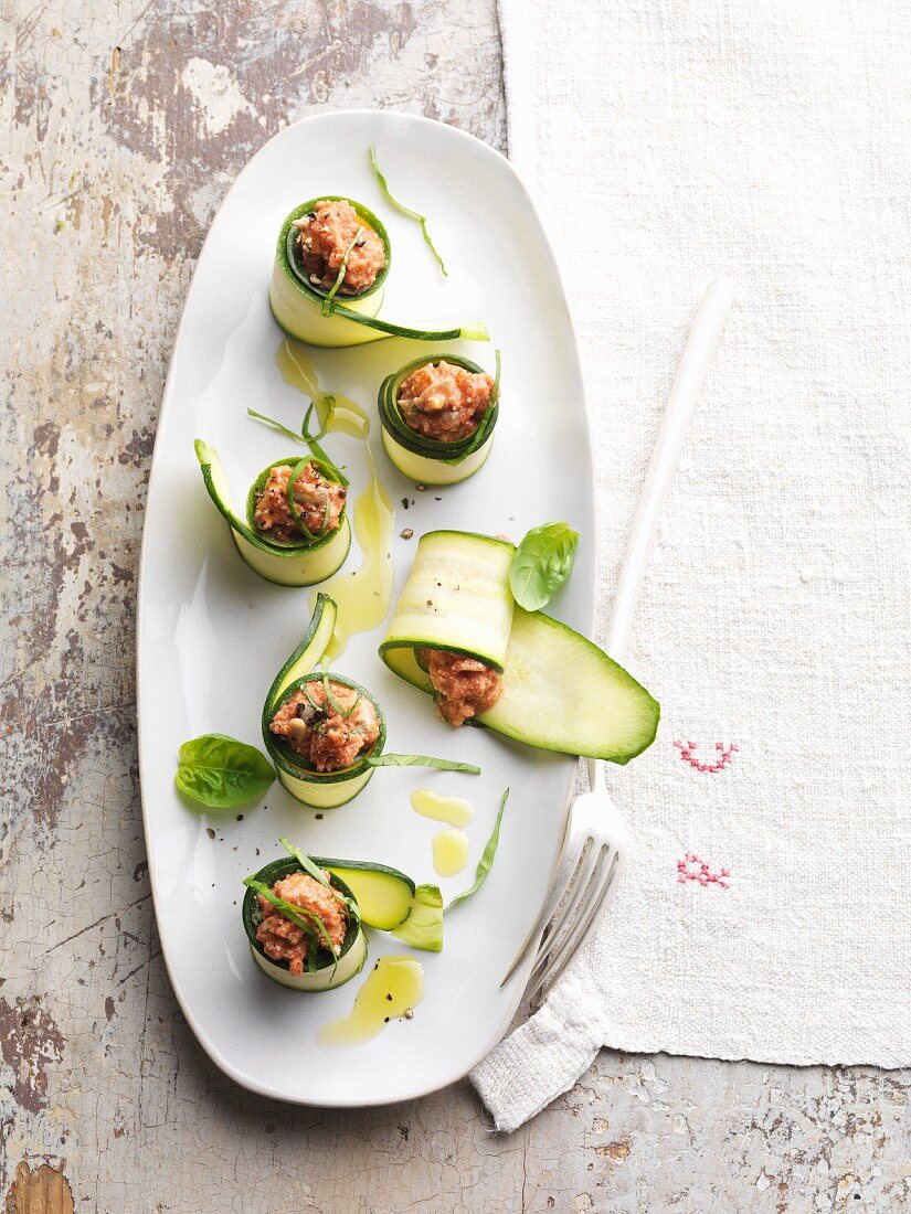 Vegan courgette rolls filled with tomato