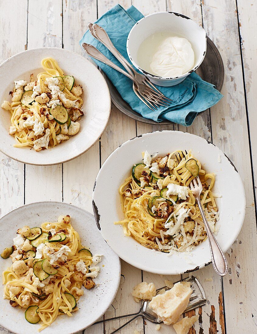 Pasta Carbonara mit geröstetem Blumenkohl und Burrata