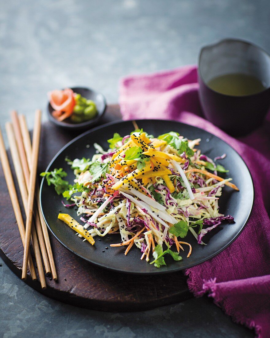 Sushi-Gemüse-Salat mit Crabmeat und Pfirsichen