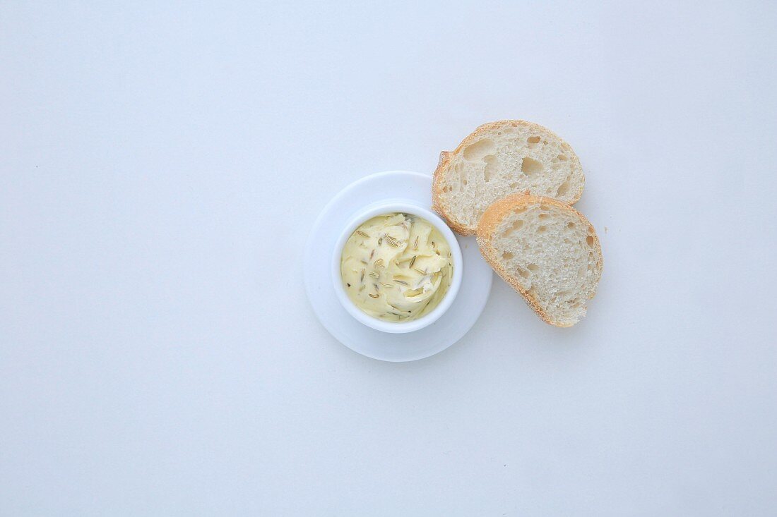 Fennel and lemon butter with ginger served with slices of white bread (seen from above)