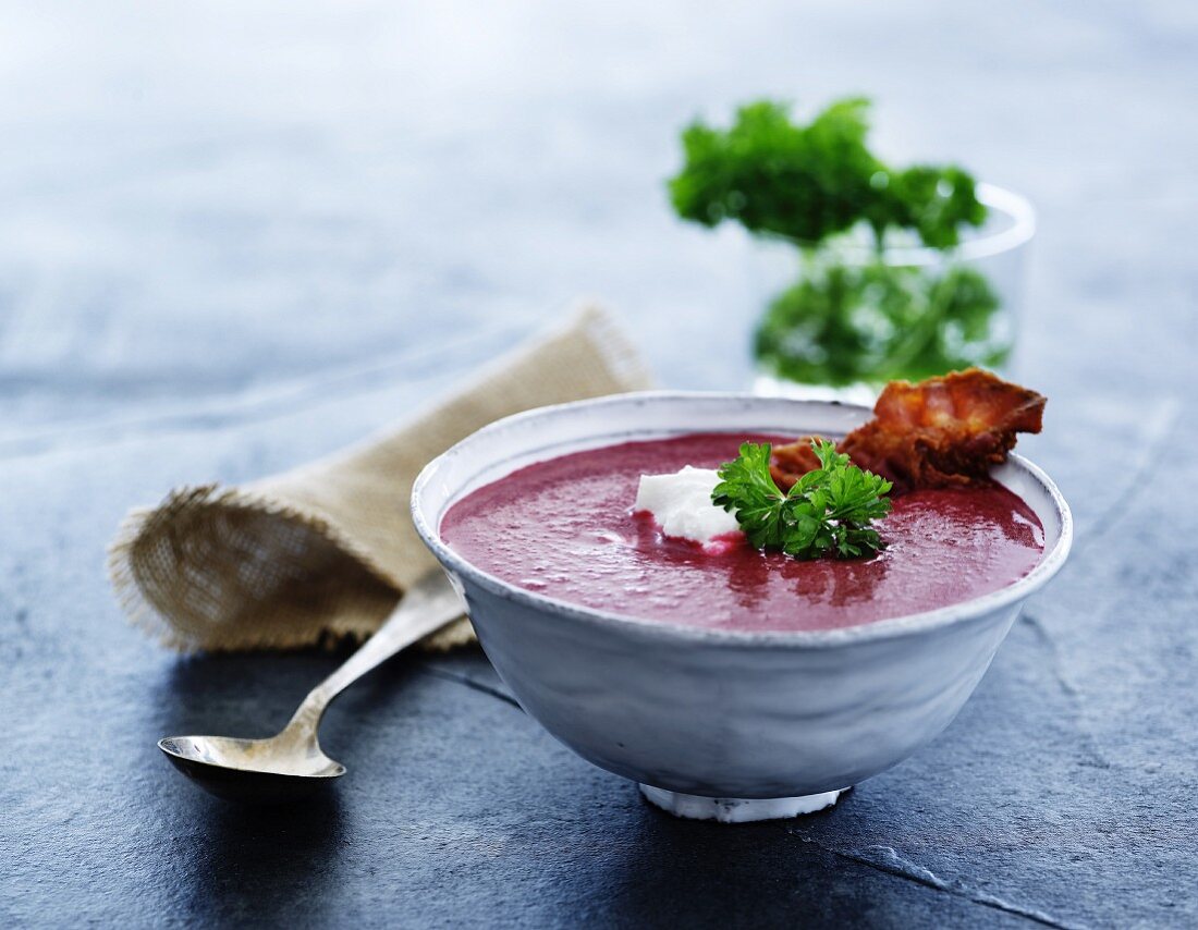 Rote-Bete-Cremesuppe mit Petersilie