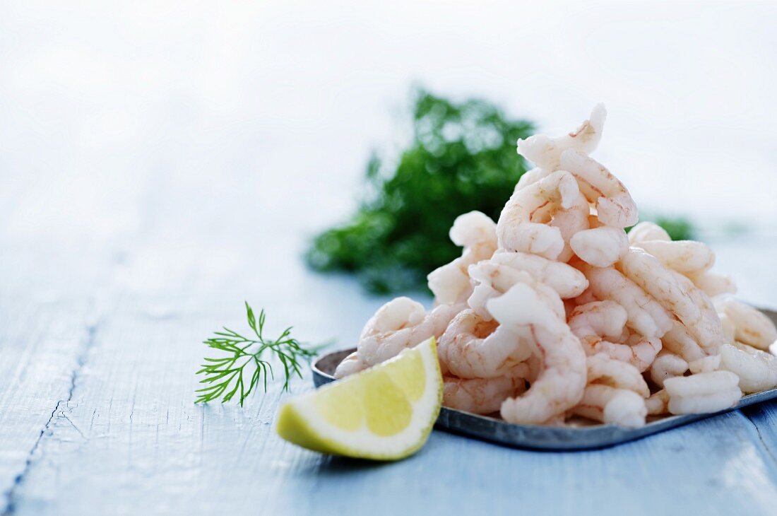 Peeled shrimps with lemon