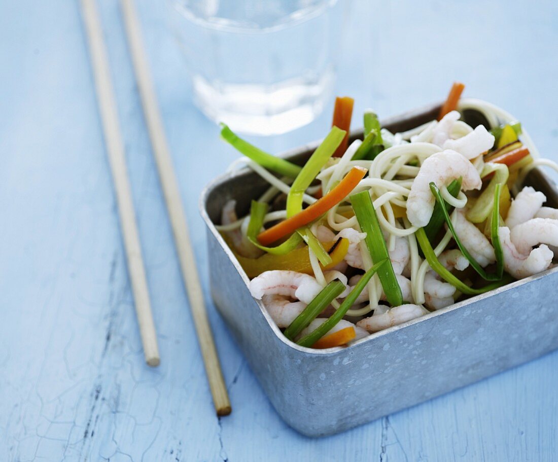 Oriental noodles with vegetables and shrimps
