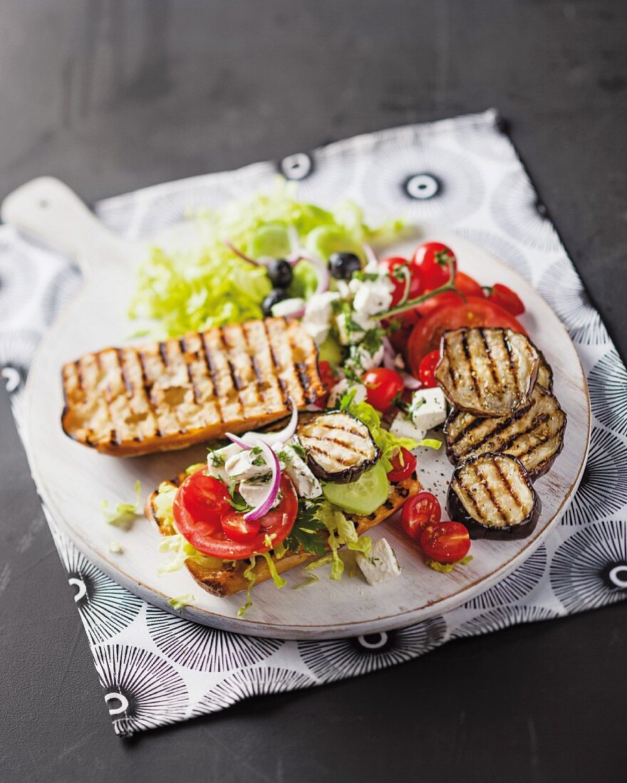 Sandwich mit griechischen Salatzutaten und Aubergine