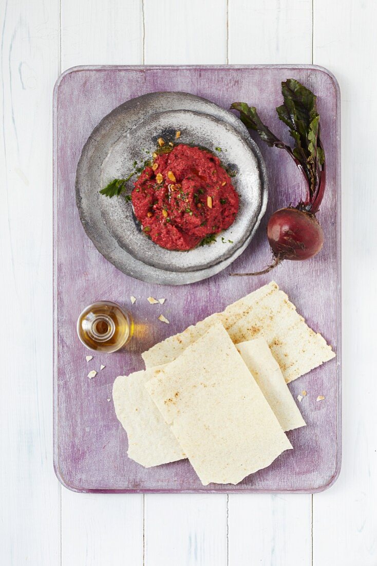 Rote-Bete-Hummus, serviert mit Pitabrot