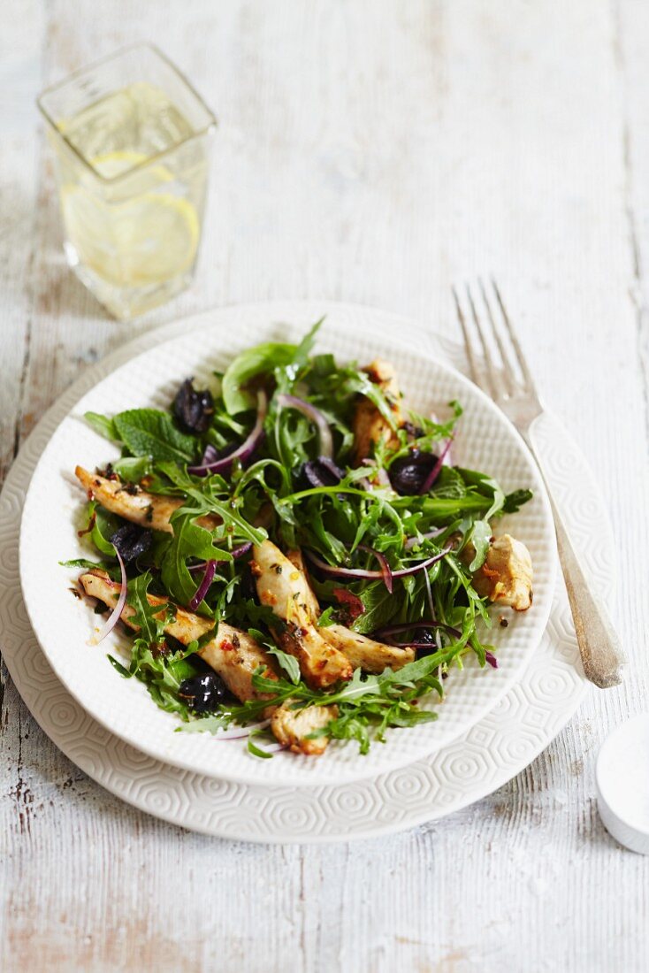 Rocket salad with grilled chicken, olives and red onions