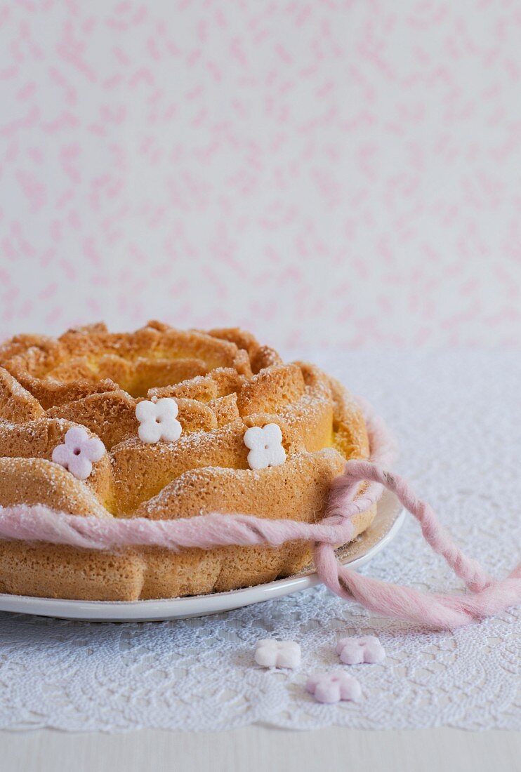 Biscuit De Savoie (Biskuitkuchen, Frankreich) mit Zuckerblumen