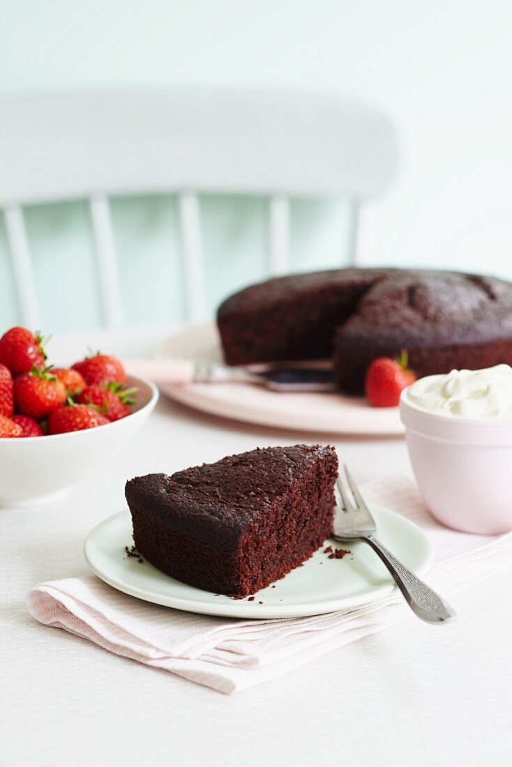 Schokoladenkuchen mit Erdbeeren und Sahne