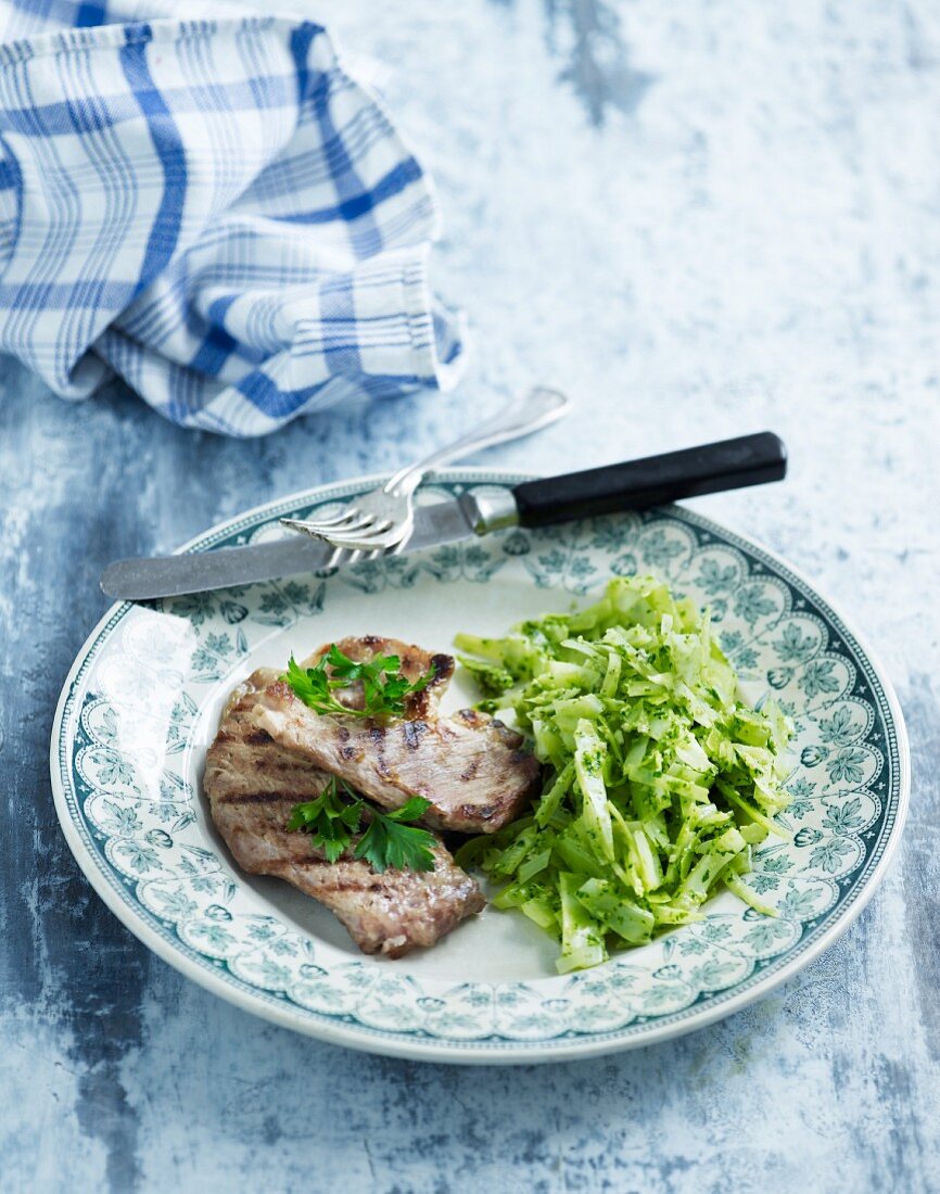 Gegrillte Koteletts mit Gemüsesalat