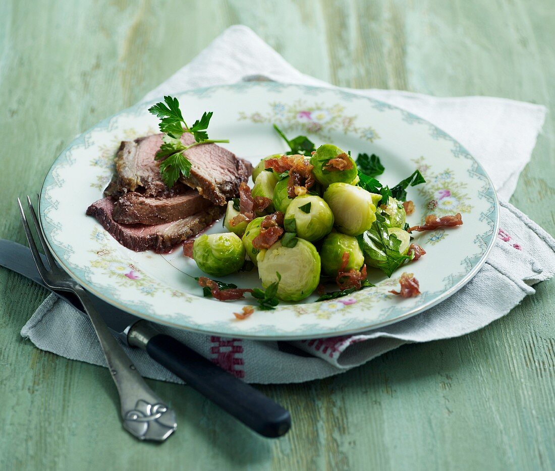 Lammbraten mit Rosenkohl und knusprigen Schinkenstreifen