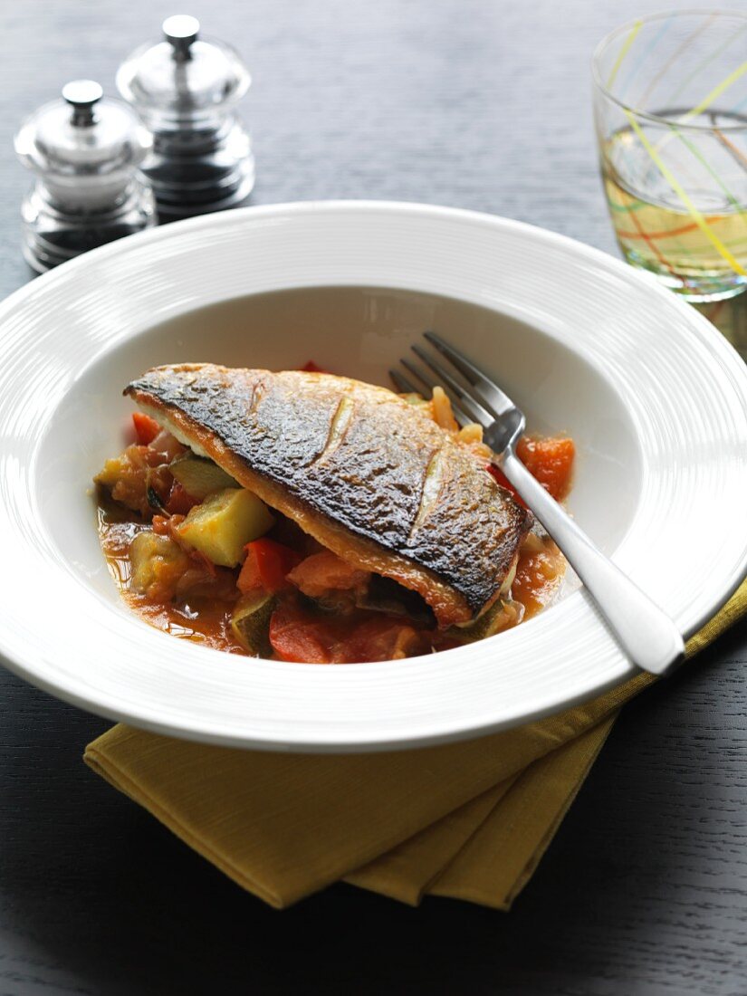 Knuspriges Brassenfilet auf Ratatouille