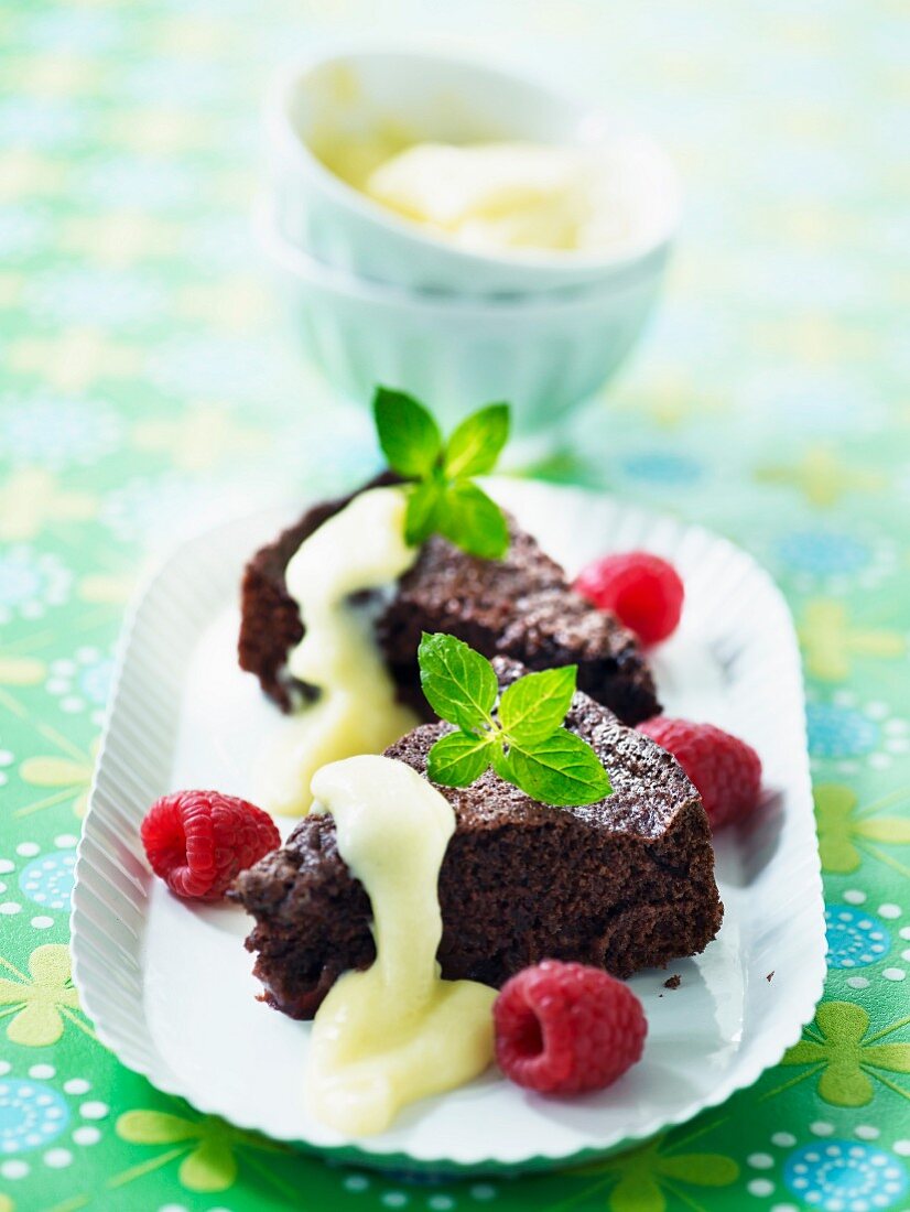 Chocolate cake with vanilla cream and raspberries