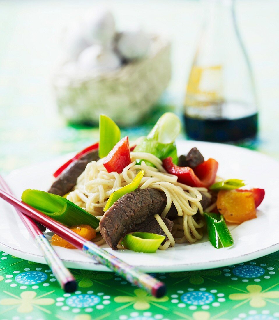Noodles with pepper, leek, beef and soy sauce
