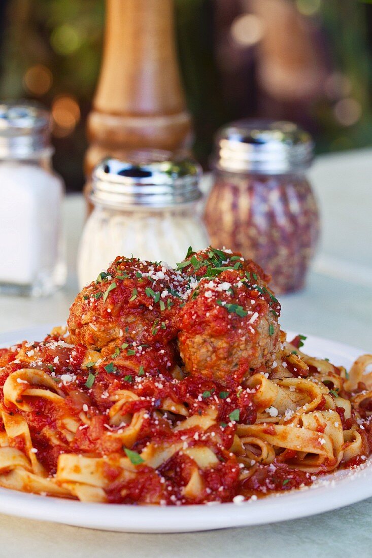 Fettuccine mit Hackbällchen und Tomatensauce