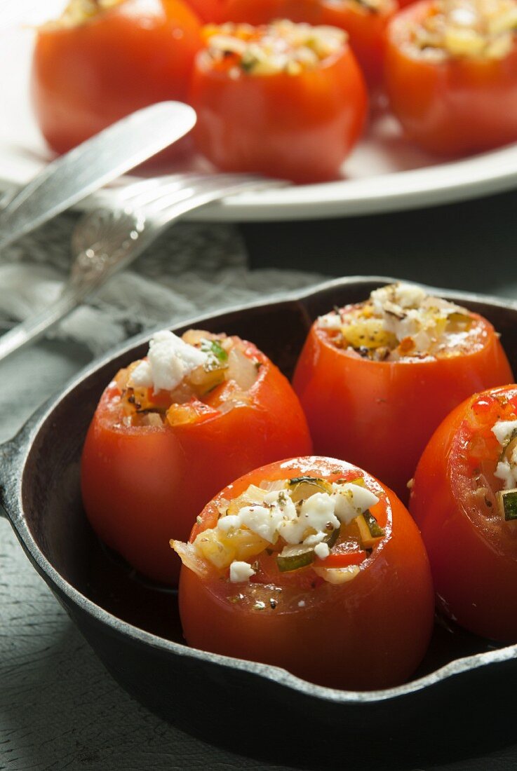 Gefüllte Tomaten mit Zucchini und Feta