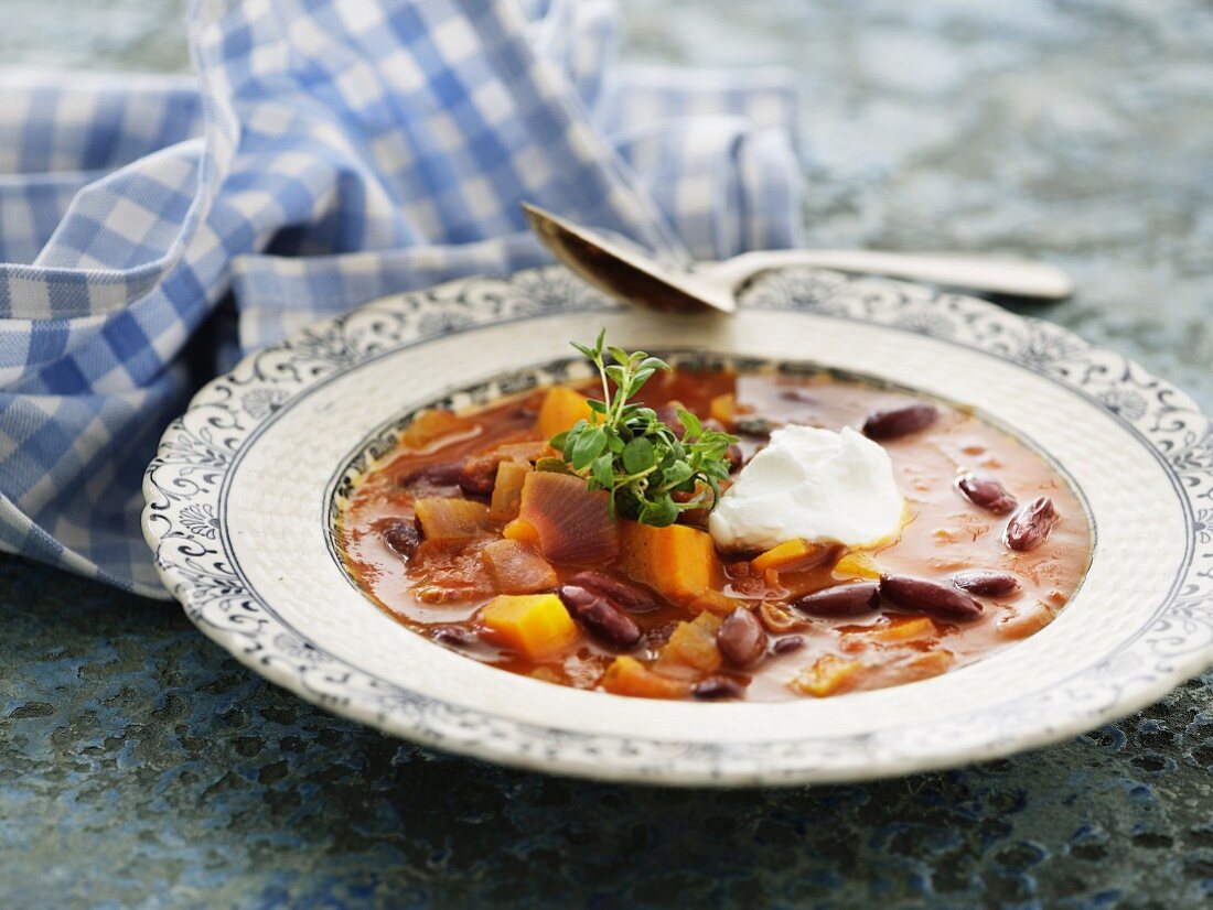 Bohnensuppe mit Sauerrahm