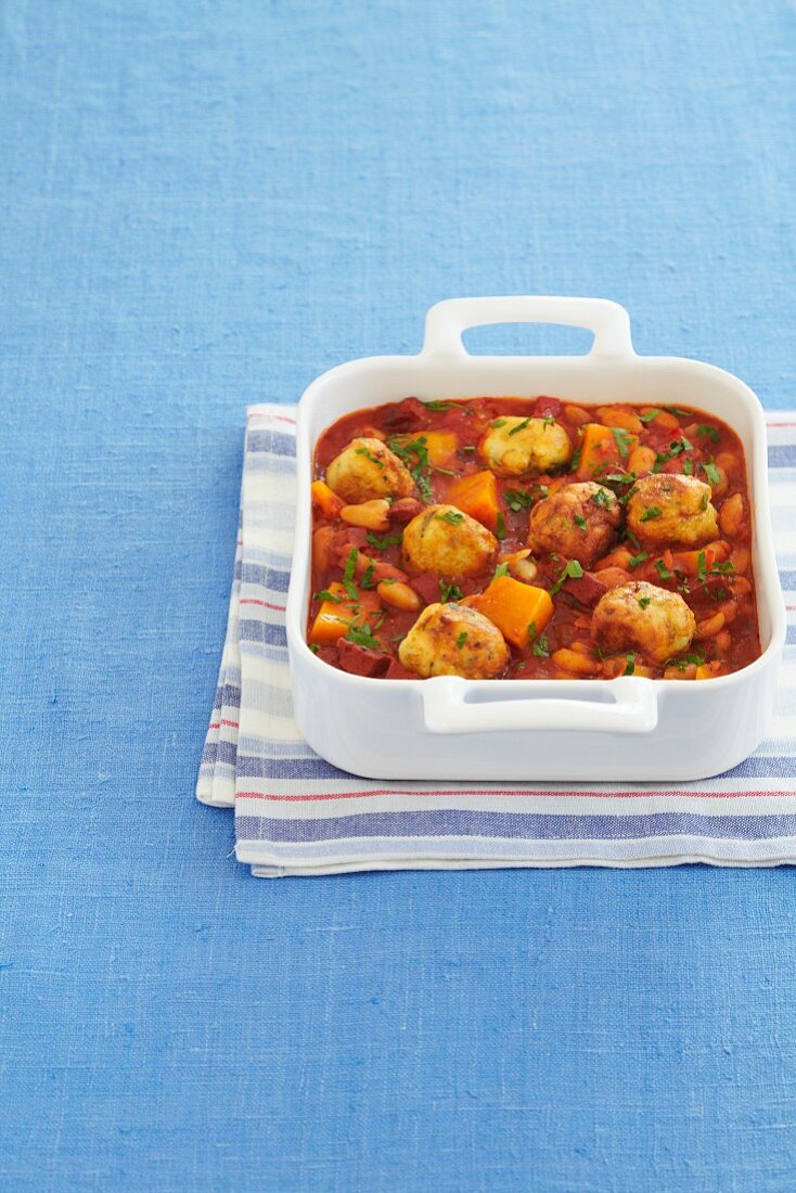 Auflauf mit kleinen Teigtäschchen, Tomaten, Süsskartoffeln und Petersilie