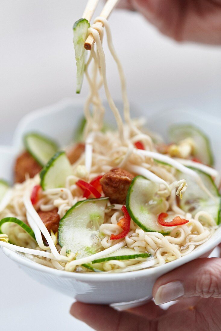 Asiatische Nudelsuppe mit Fleischbällchen, Gurken & Sojabohnensprossen