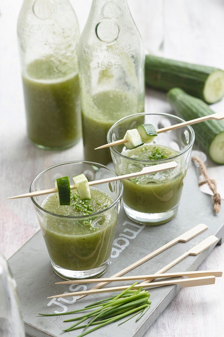 Cucumber smoothies with chives
