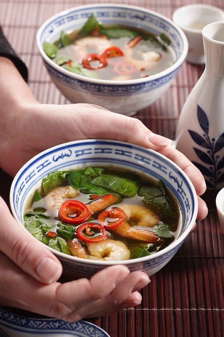 Soup with spinach, prawns and chilli (Asia)