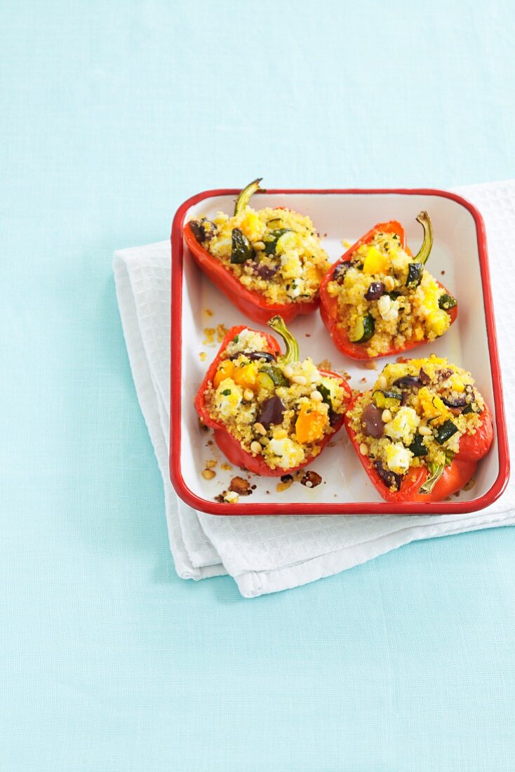 Stuffed peppers with quinoa, sheep's cheese and raisins