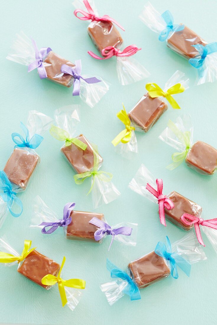 Toffee bonbon wrapped in cellophane with coloured bows (seen from above)