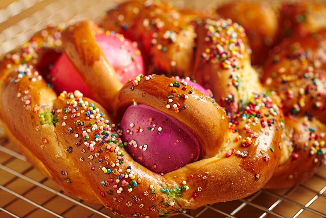 Easter bread with sugar sprinkles and dyed eggs (USA)