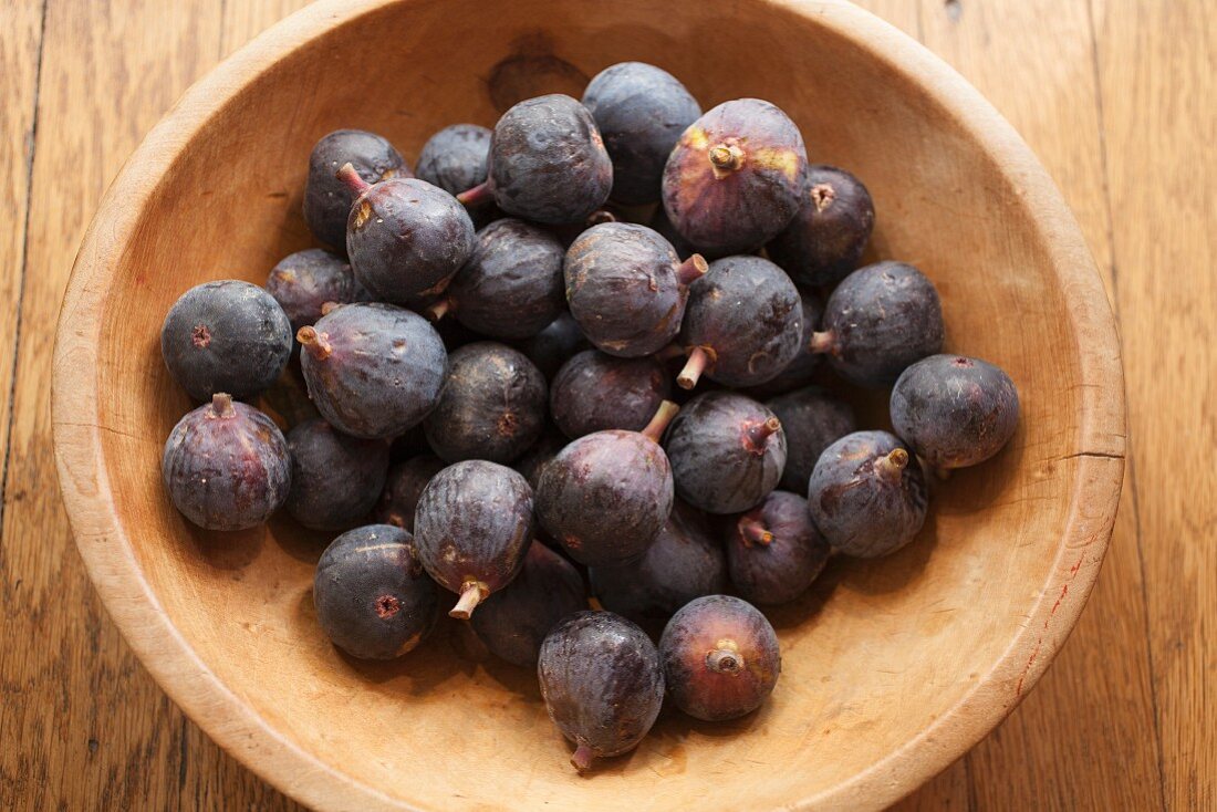 Fresh red figs in a wooden bowl