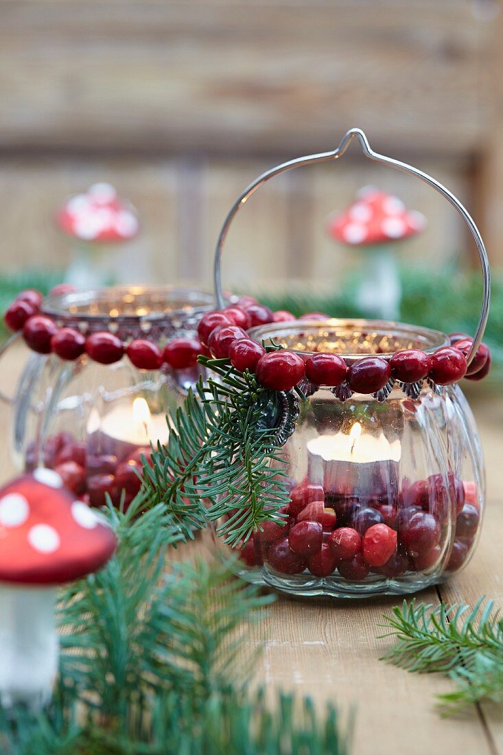 Glaswindlichthalter weihnachtlich dekoriert mit Cranberries & Tannenzweigen