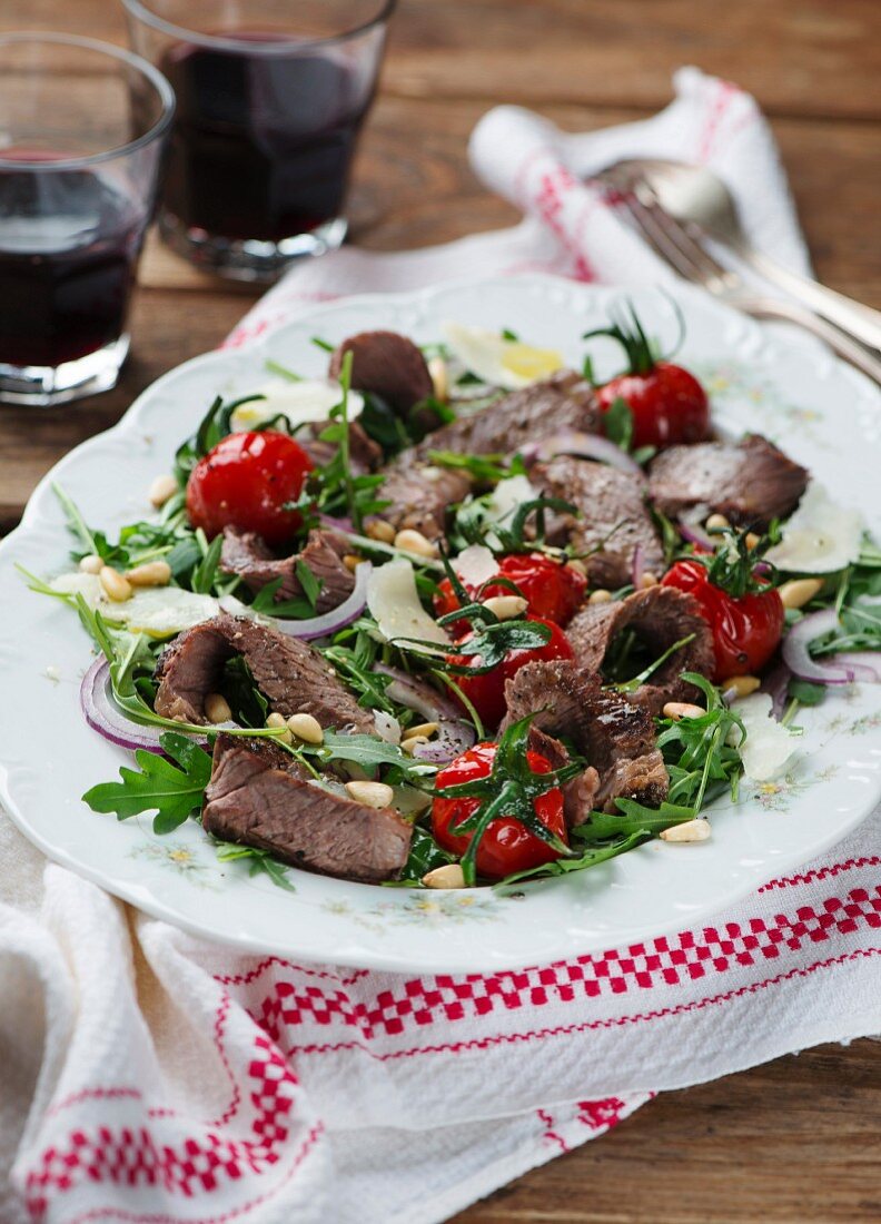 Rindersteak auf Rucolasalat und Parmesan