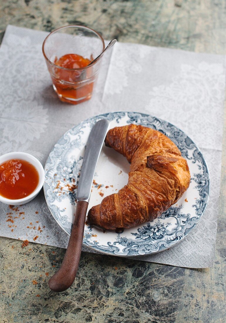 Croissant mit Aprikosenmarmelade