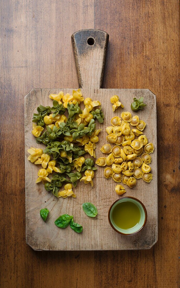 Tortellini und Sacchettini auf Schneidebrett