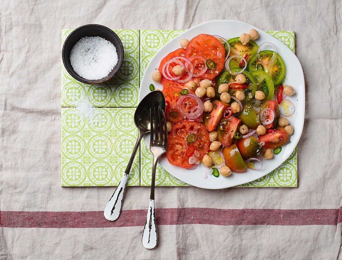 Kichererbsen-Tomaten-Salat mit Zwiebelringen