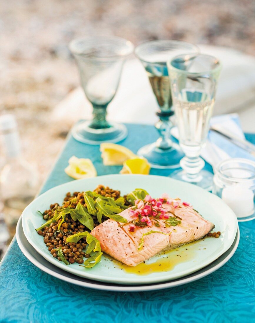 Pochierter Lachs mit Linsensalat