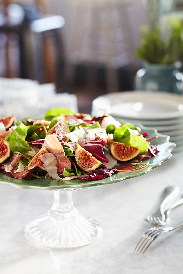 Salat mit Feigen, Parmaschinken und gehobeltem Parmesan