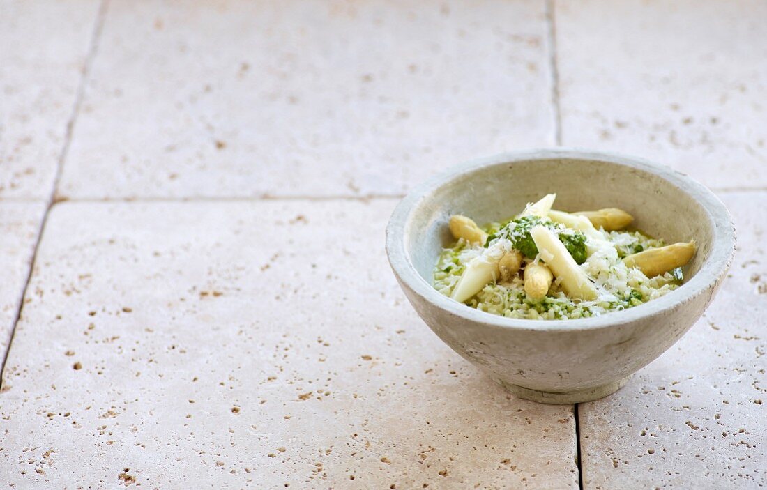 Steamed asparagus on wild garlic risotto