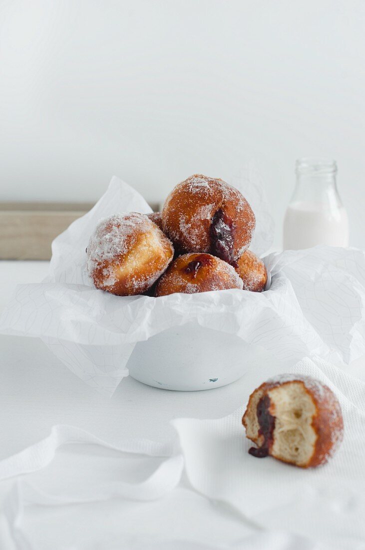 Kleine Krapfen mit Marmeladenfüllung