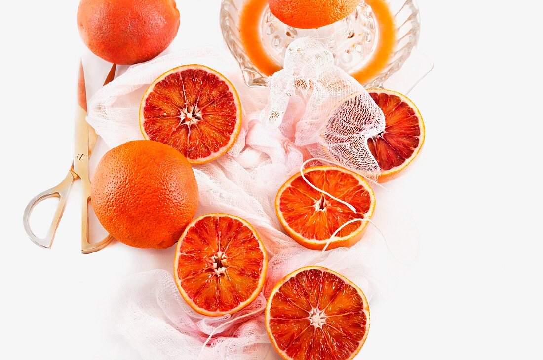 Blutorangen und Orangenpresse