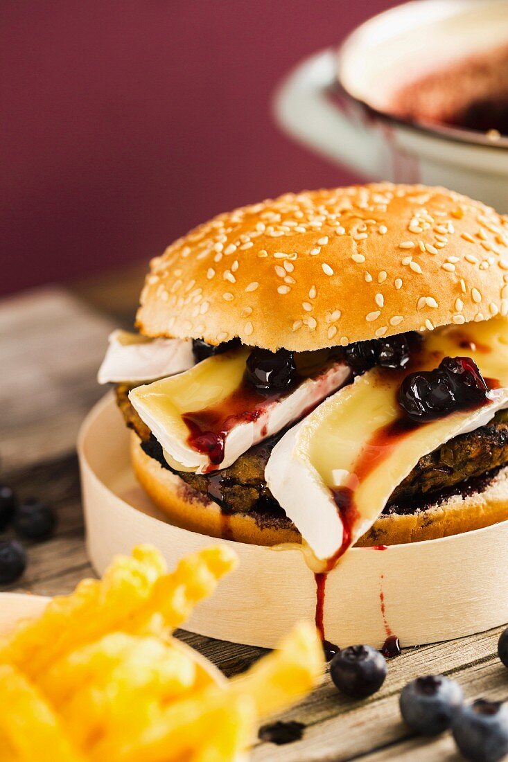 Vegetarischer Burger mit Bohnenbratling, Camembert und Heidelbeer-Balsamico-Marmelade