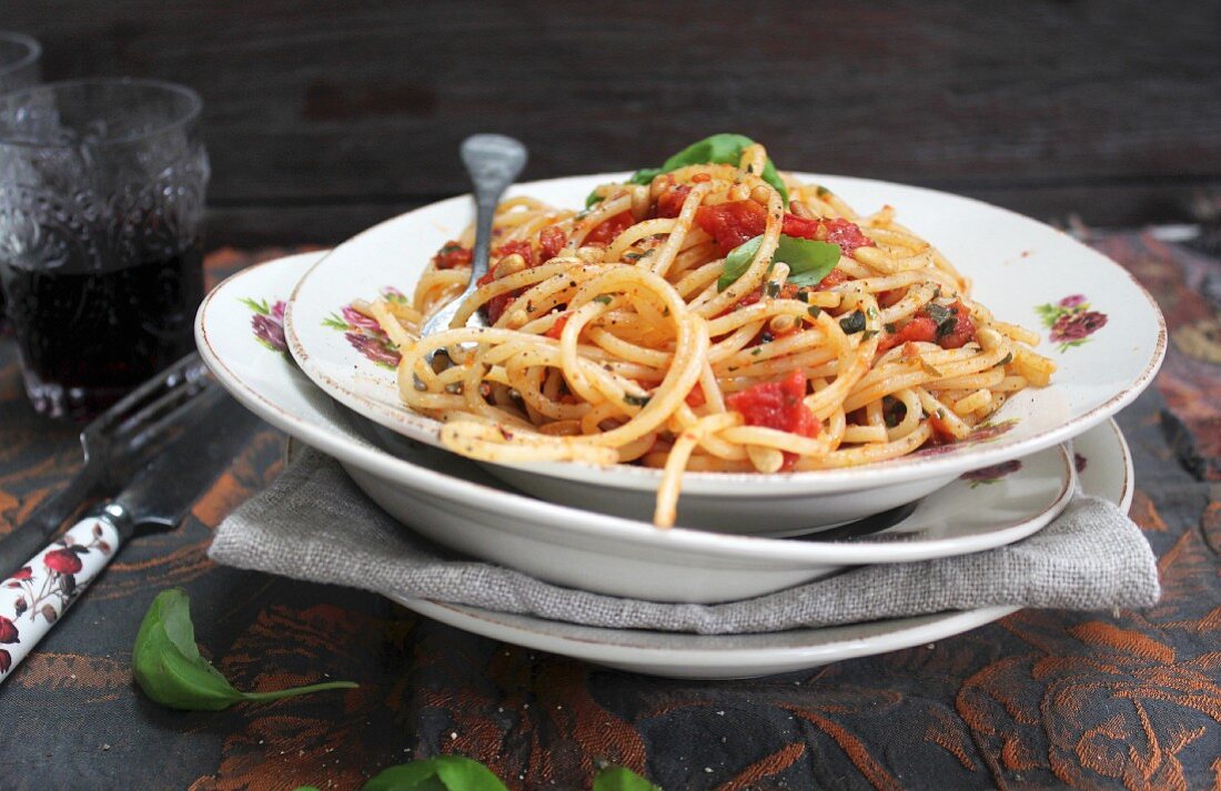 Spaghetti mit Tomaten und Basilikum