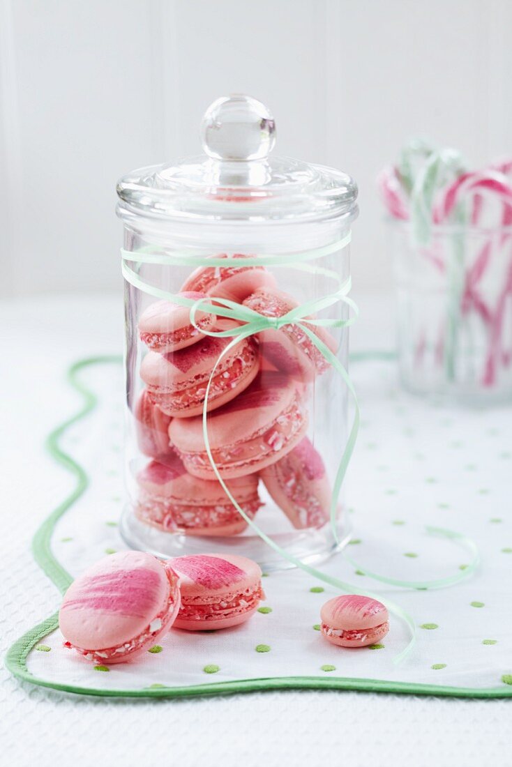 Pinkfarbene Macarons im Bonbonglas