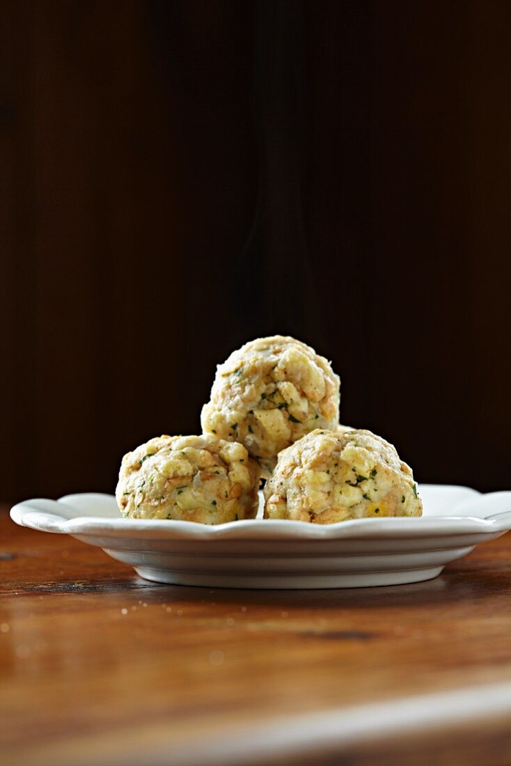 Semmelknödel auf Teller