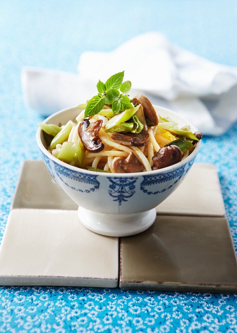 Noodles with mushrooms and spring onions